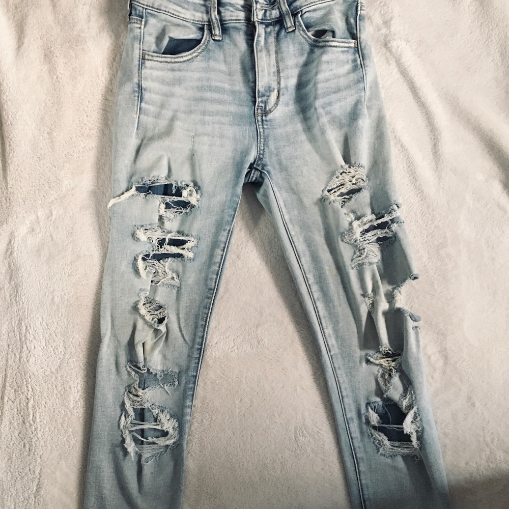 Size 2 American Eagle Jeans - Lightwash Destroyed